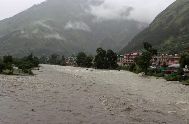 MeT Issues Flash Flood Warning for Seven Himachal Districts Amid Heavy Rain Forecast