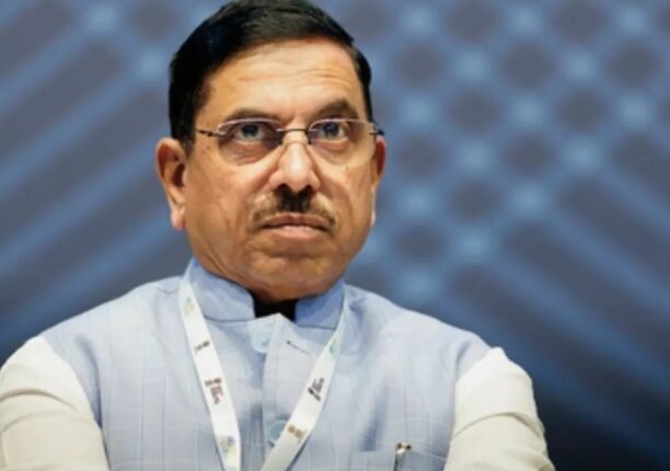 Pralhad Joshi Reviews Functioning and Infrastructure of Kendriya Vidyalayas
