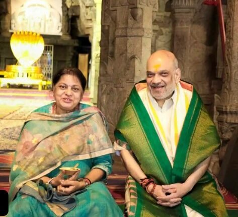 Amit Shah’s Wife Visits Mathura, Offers Prayers at Mukharbind Temple