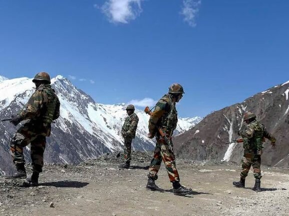 Army Veterans Condemn Tourist’s Remarks on Soldiers in Viral Ladakh Video
