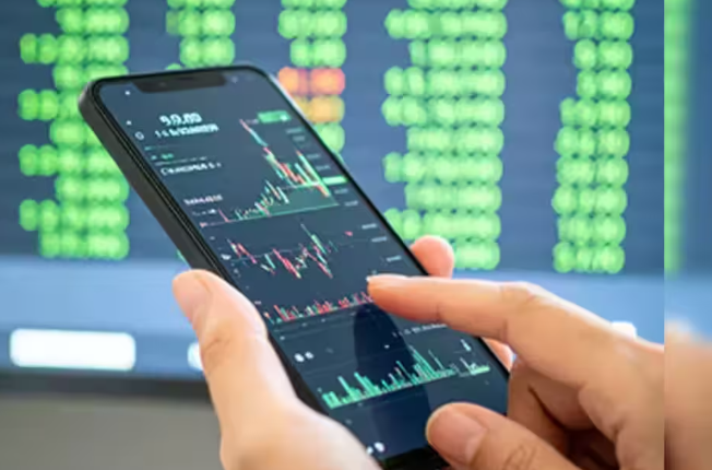Indian Shares Edge Lower as HDFC Bank Decline Offsets Easing Oil Prices