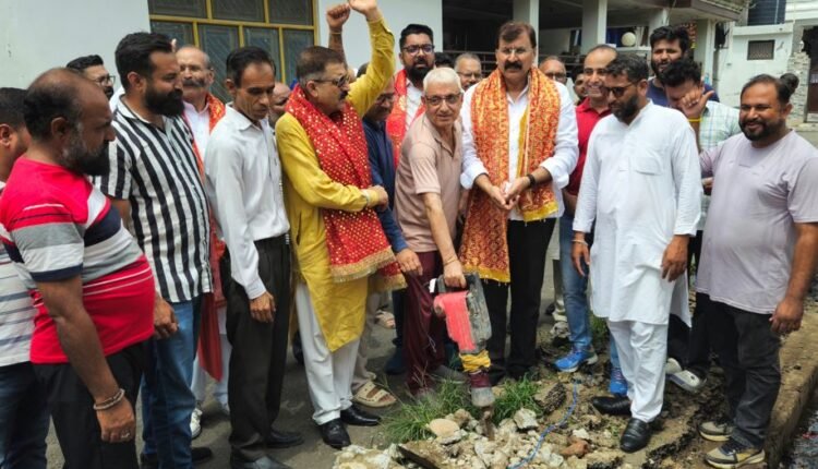 MLA Arvind Gupta launches drain construction work in Ward No. 39