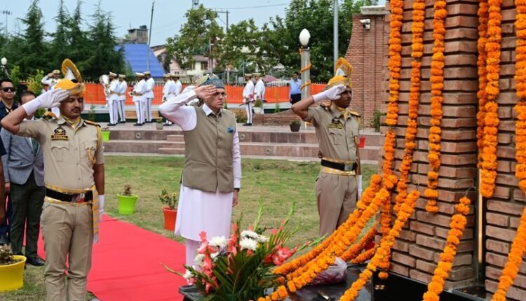 CM Omar Abdullah pays floral tributes at Balidan Stambh on 80th Independence Day
