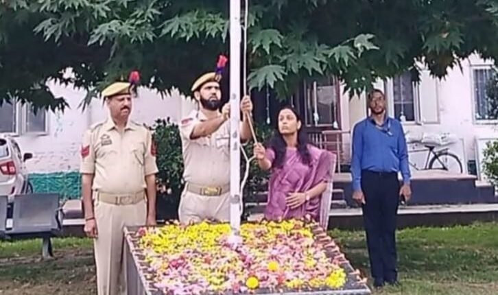 Dir Information Shreya Singhal hoists National Flag at Srinagar