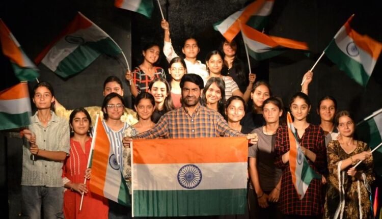 Balwant Thakur Launches ‘Har Ghar Tiranga’ Series at Natrang Jammu