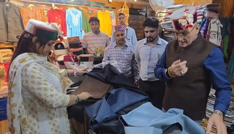 HP Governor Kavinder Gupta visits Himachal Emporium in Delhi on National Handloom Day