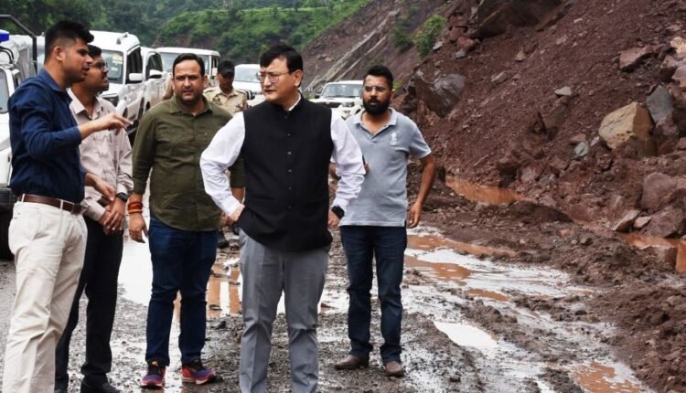 DC Udhampur inspects condition of NH-44, directs speedy debris clearance