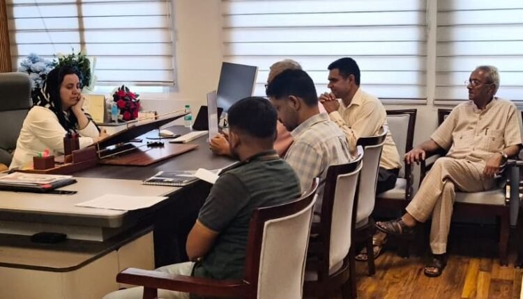 Sakeena Itoo meets scores of public delegations, individuals at Jammu