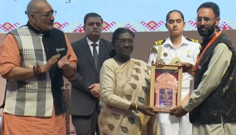 President of India confers National Handloom Award on 2 Master Weavers from Kanihama