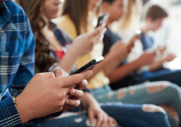 Teachers Urged to Watch for Students’ Screen Addiction, Drug Abuse