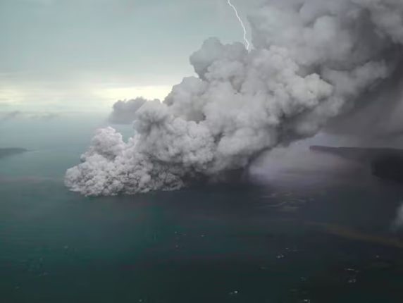 Jakarta Airport Cancels Flights as Anak Krakatau Erupts