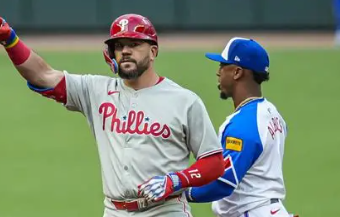 Schwarber Powers Phillies Past Braves as NL East Gap Narrows