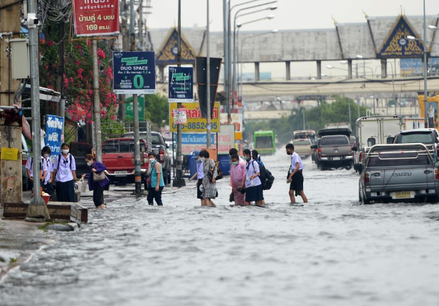 Bangkok Flooding Persists as Thousands Evacuate Despite Easing Rainfall