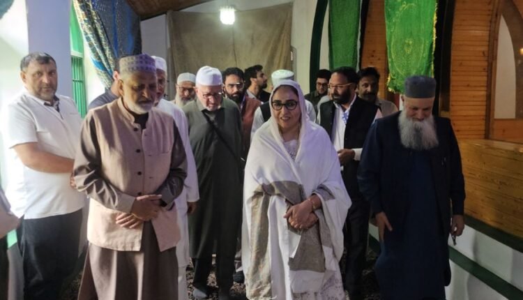 Dr Darakhshan formally takes over management of Dargah of Mir Syed Taj-ud-Din Hamdani at Nowhatta