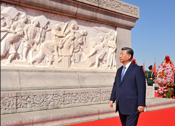 Xi Jinping Pays Tribute to National Heroes in China