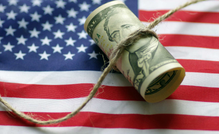 US Dollar Hits 17-Month High as Global Bond Sell-Off Weighs on Euro
