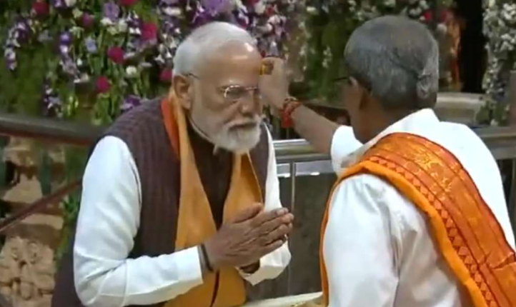 PM Modi Visits Delhi Temple to Mark 25 Years of Public Service