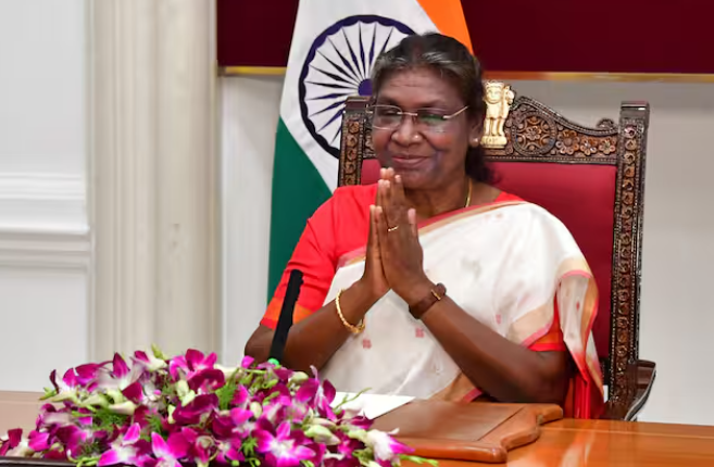 President Droupadi Murmu Offers Prayers to Goddess Durga