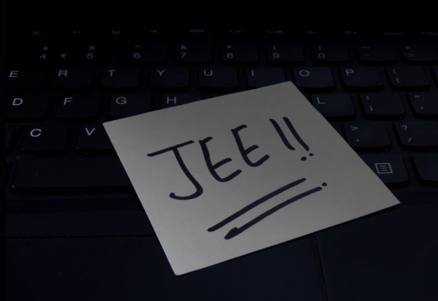 JEE Advanced 2027 to Retain Existing Format as IIT Kanpur Director Signals Possible Future Reforms
